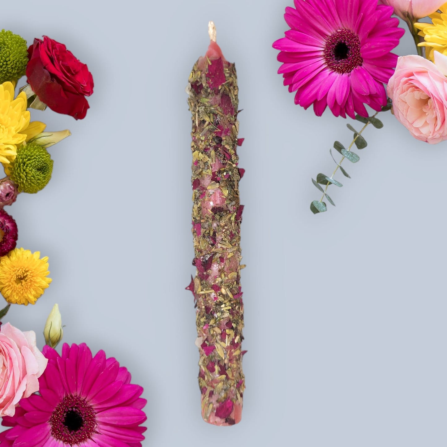 vela ritualizada decorada con hierbas, para equilibrio emocional y armonía en fondo claro