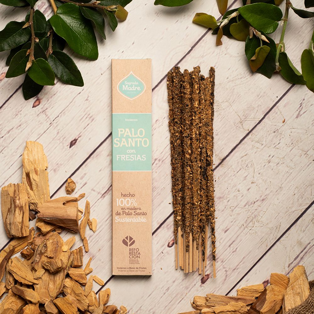 Incienso de palo santo y fresias, ideal para armonizar y elevar la energía.