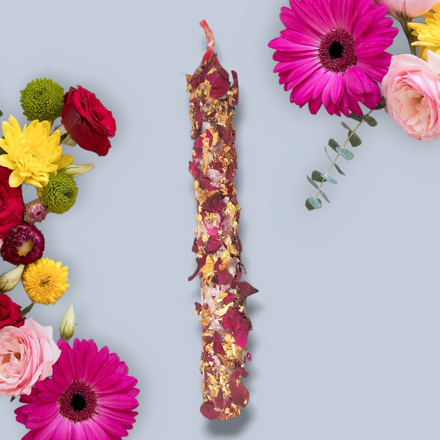 vela decorada con pétalos de rosa para atraer amor y armonía sentimental