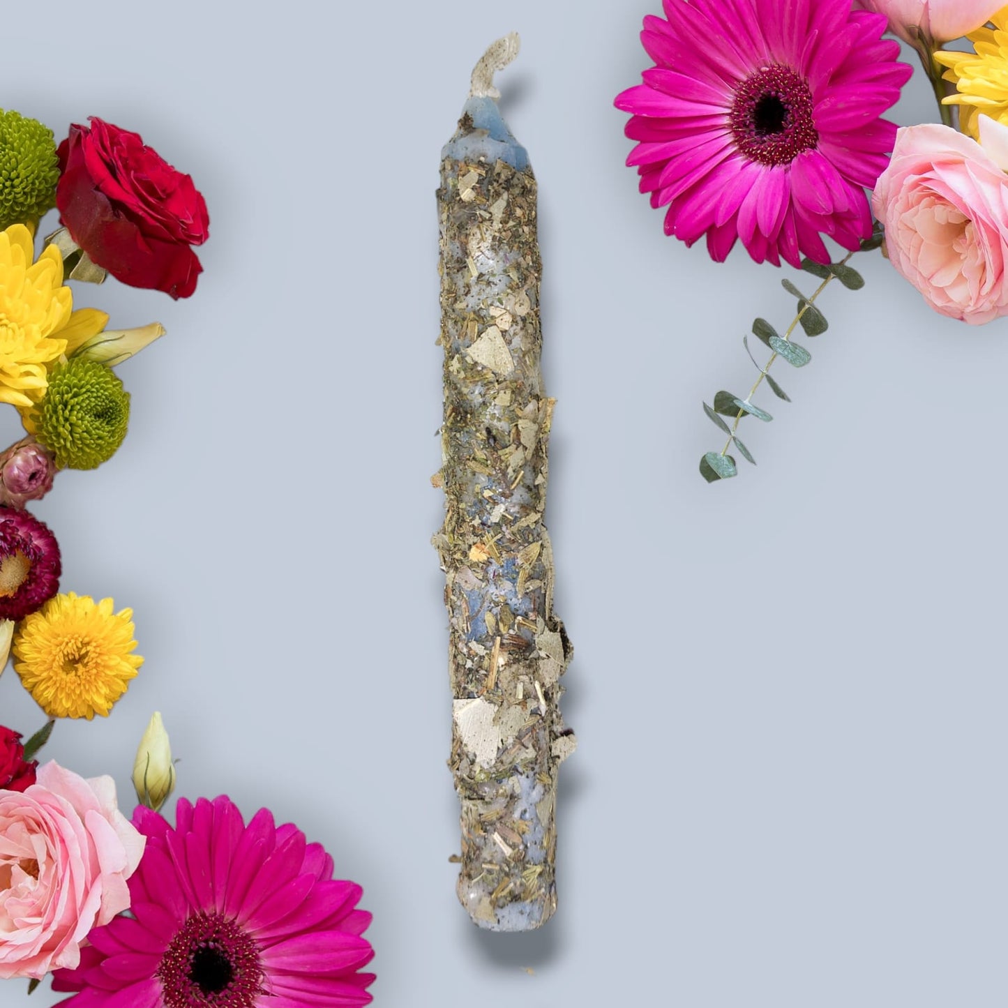 vela con hierbas de sanación como eucalipto y romero para rituales de salud