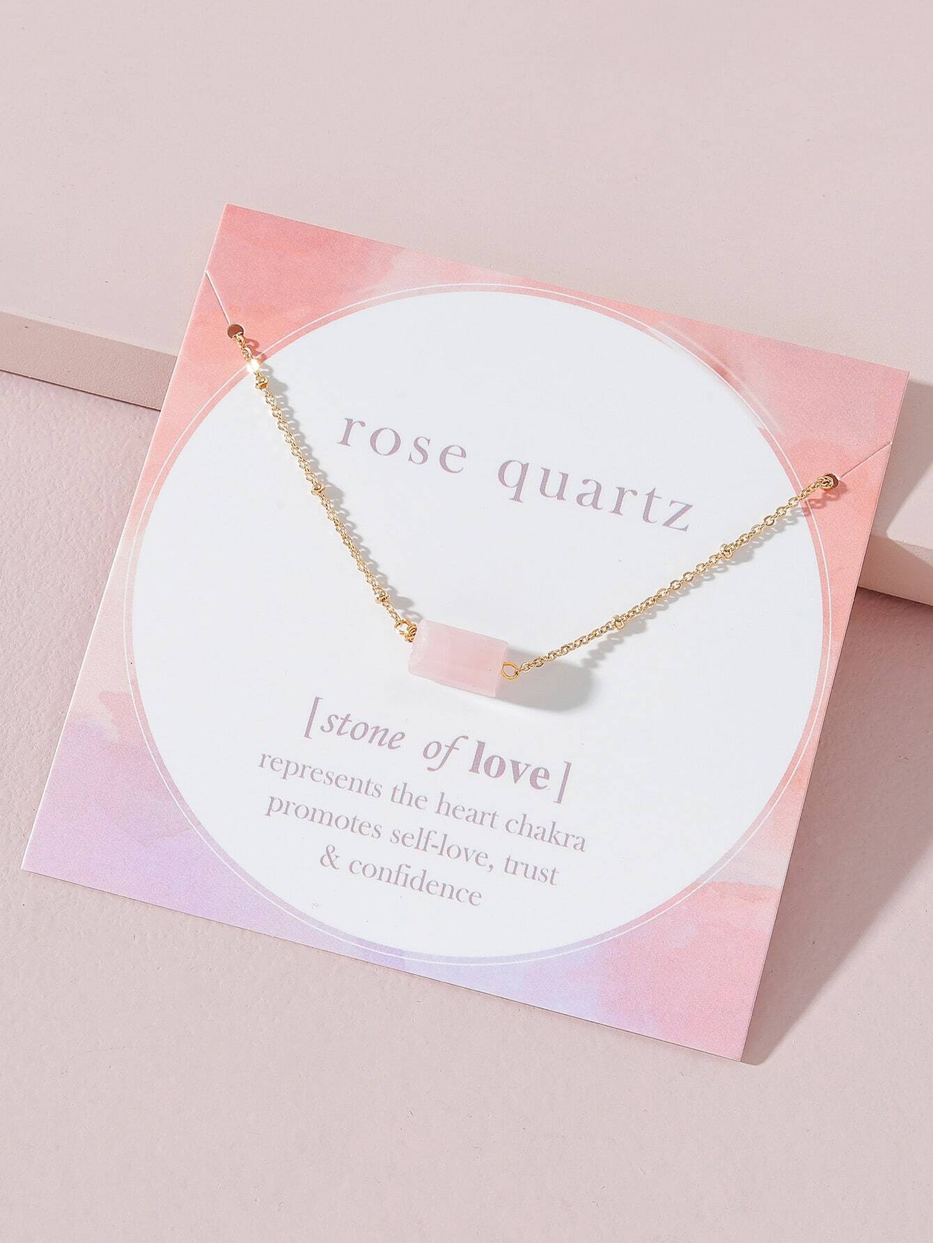 colgante de cuarzo rosa rectangular con engarce de metal