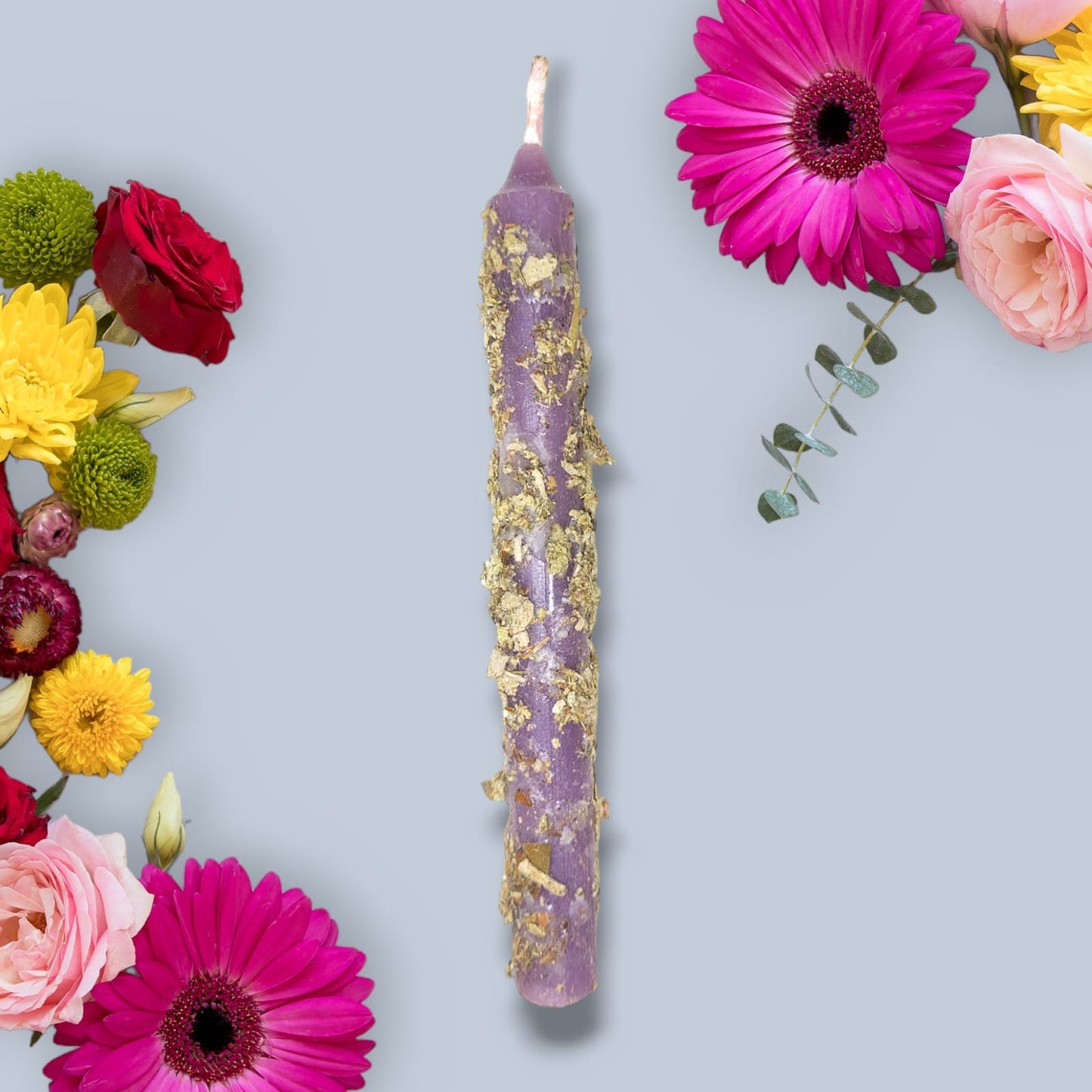 vela ritual decorada con lavanda y salvia para conectar con la intuición