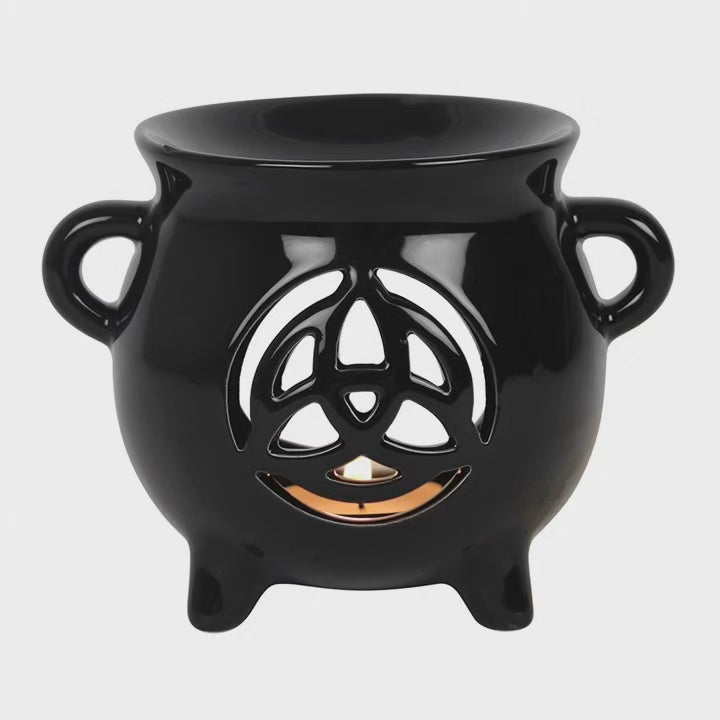 Quemador de aceite con forma de caldero y diseño triqueta