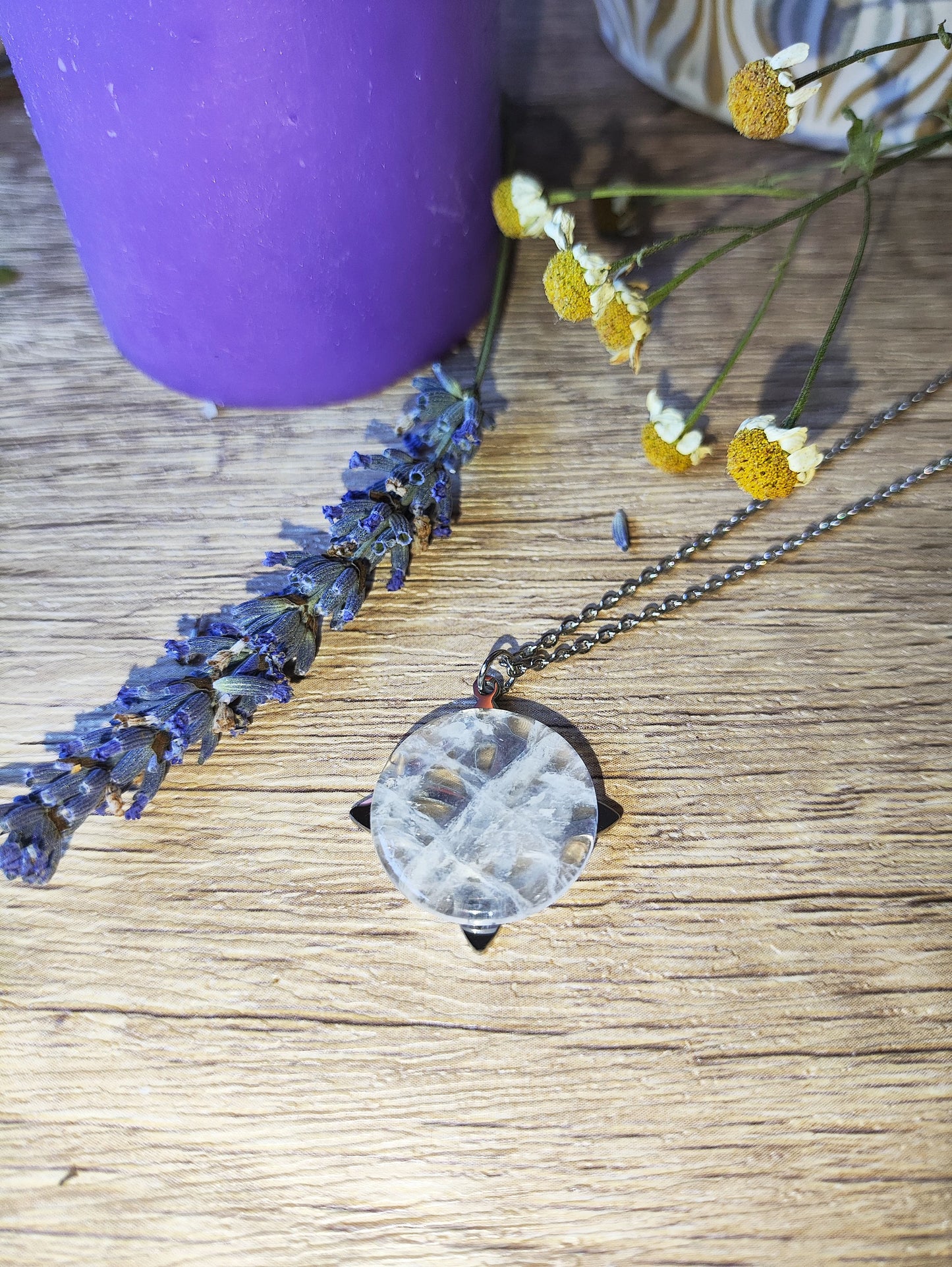 Amuleto de cuarzo cristal con símbolo esotérico, presentado en estilo natural y rústico.