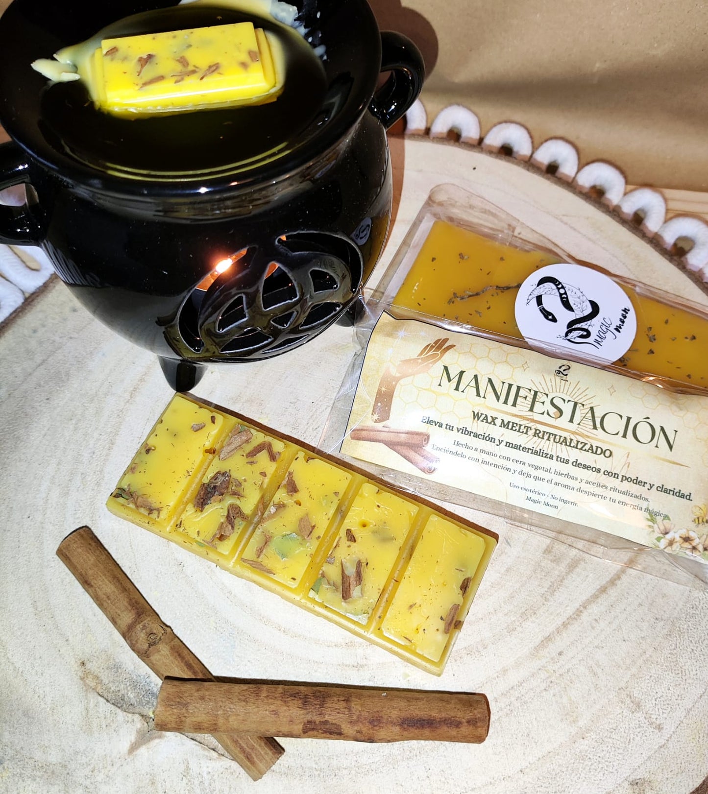 Detalle de wax melt de cera de abeja y miel, textura dorada y natural, vela artesanal para manifestación y energía creadora de Magic Moon.