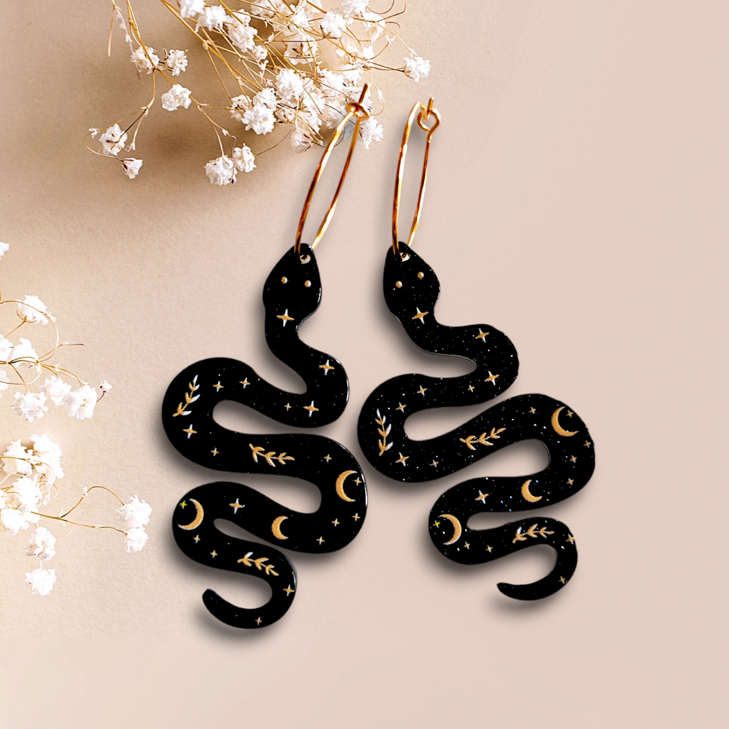 Schwarze Schlangenohrringe mit Monddetails
