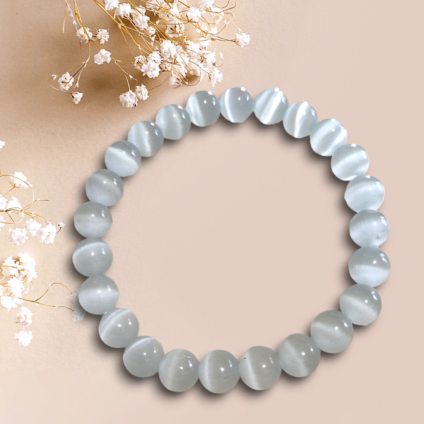 pulsera de cuentas de selenita blanca traslúcida sobre fondo neutro
