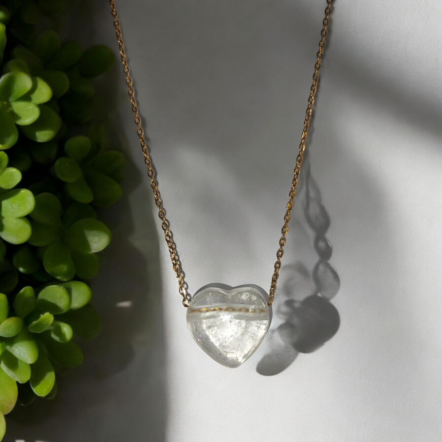 colgante de corazón de cuarzo cristal con engarce y fondo claro