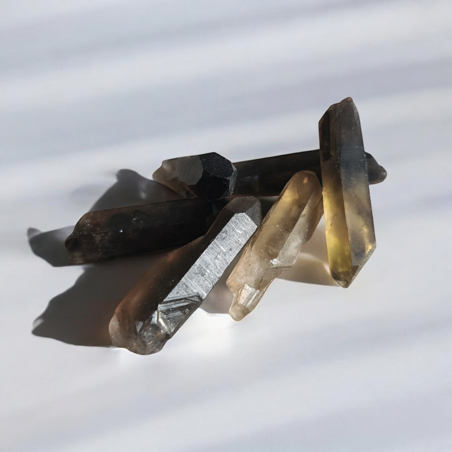 punta de cuarzo ahumado piedra oscura para limpiar energías y conectar con la tierra