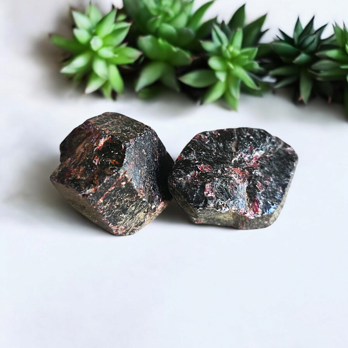 granate en canto rodado piedra roja oscura para pasión y fuerza interior