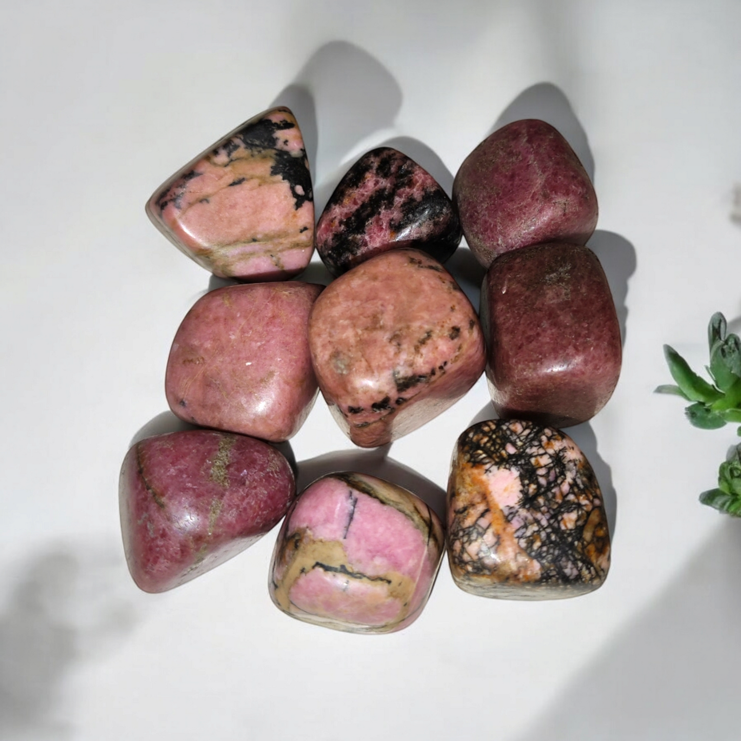 rodonita en canto rodado piedra rosa y negra para sanar emociones y abrir el corazón