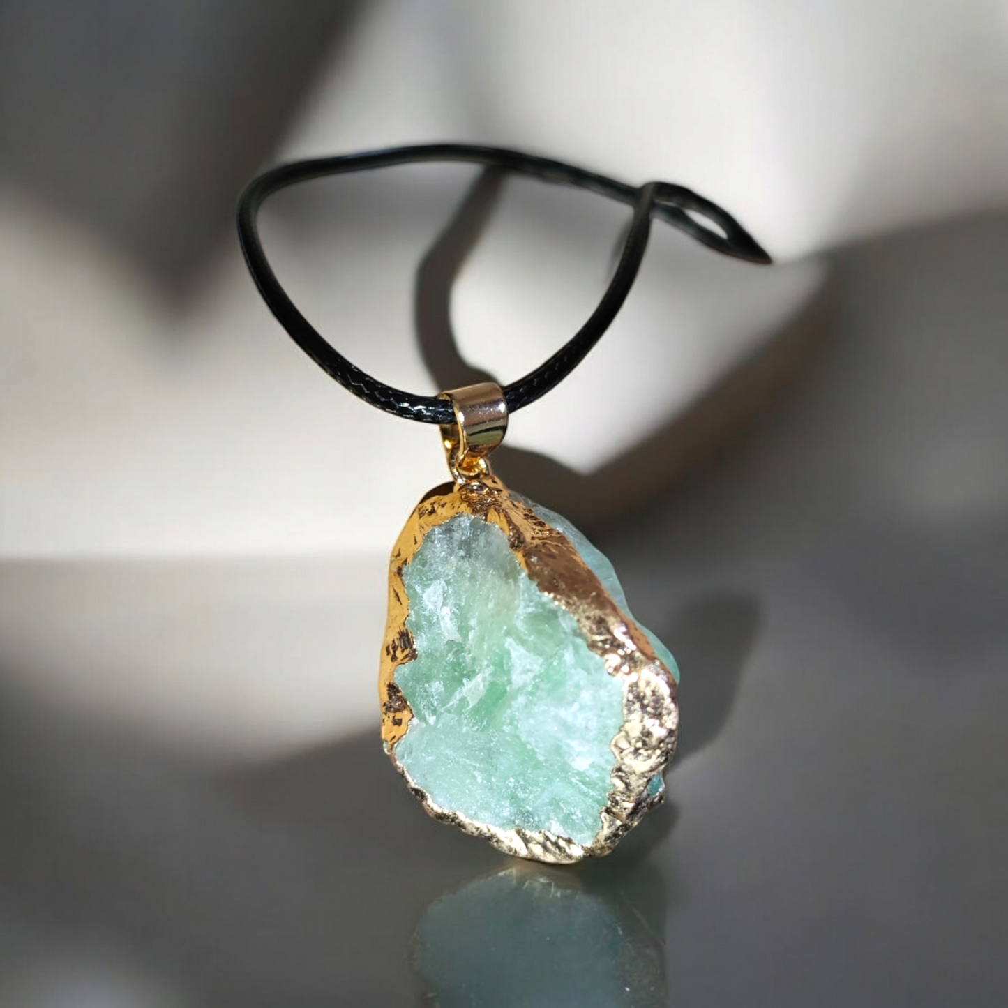 colgante de fluorita natural irregular chapado en oro
