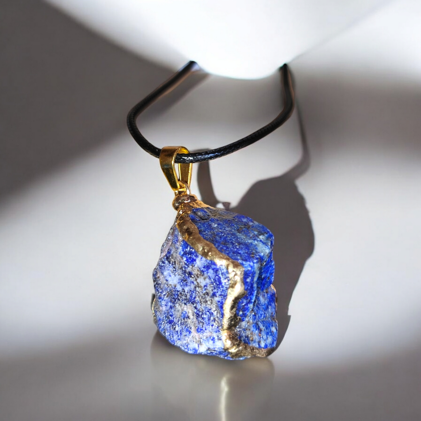 colgante de lapislázuli en bruto con baño dorado