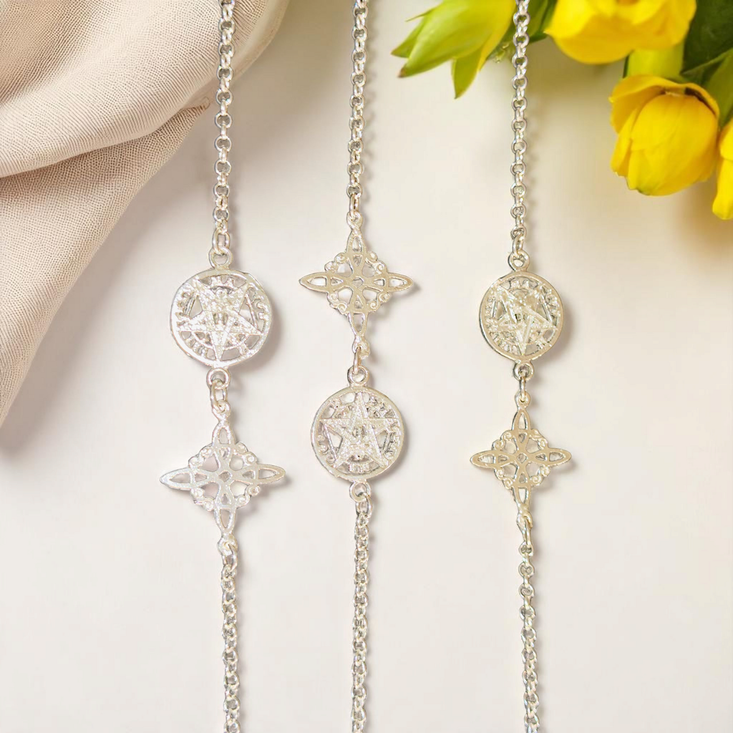 pulsera de plata de ley con doble símbolo de protección