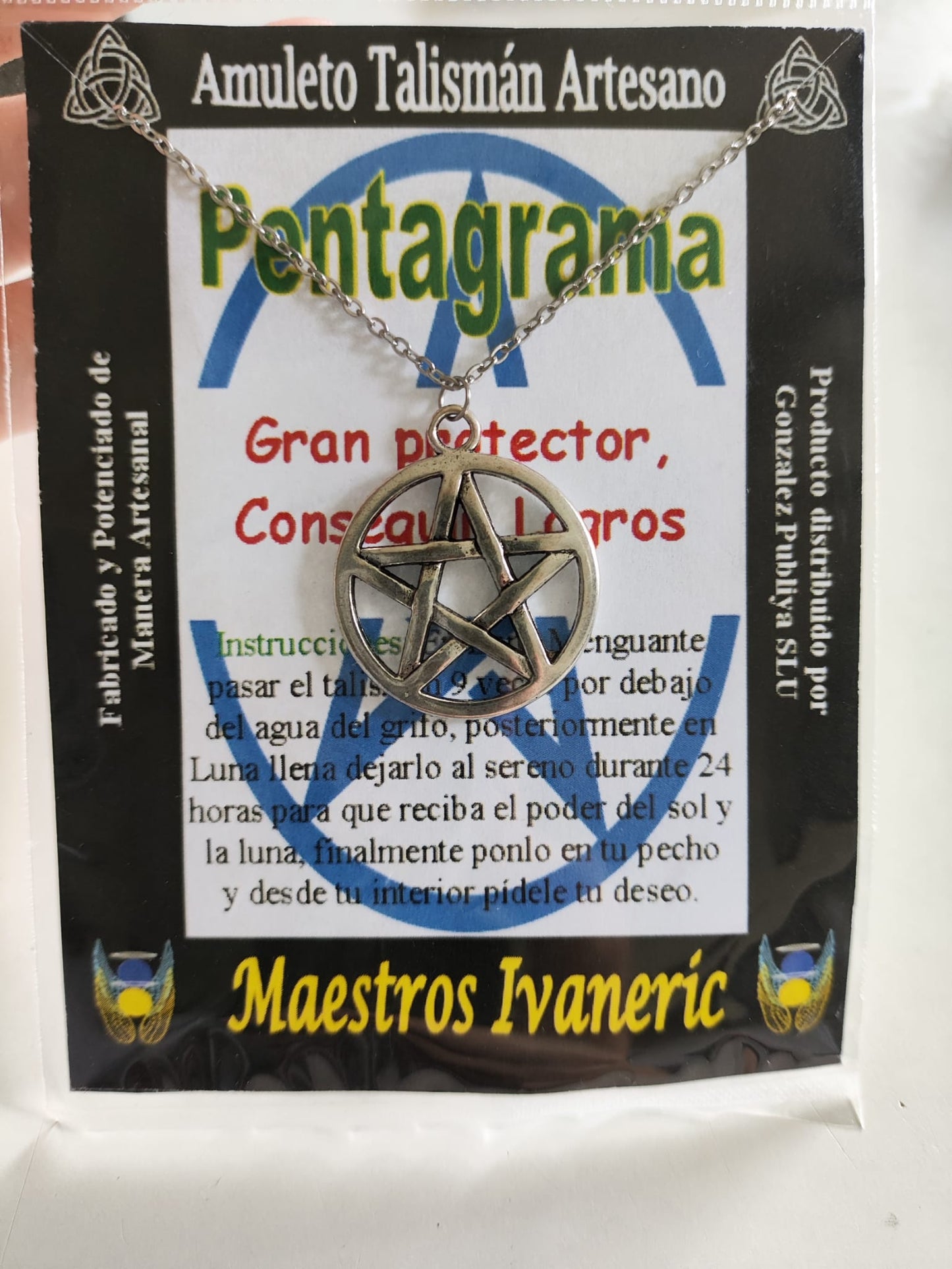 colgante pentagrama esotérico sobre fondo neutro
