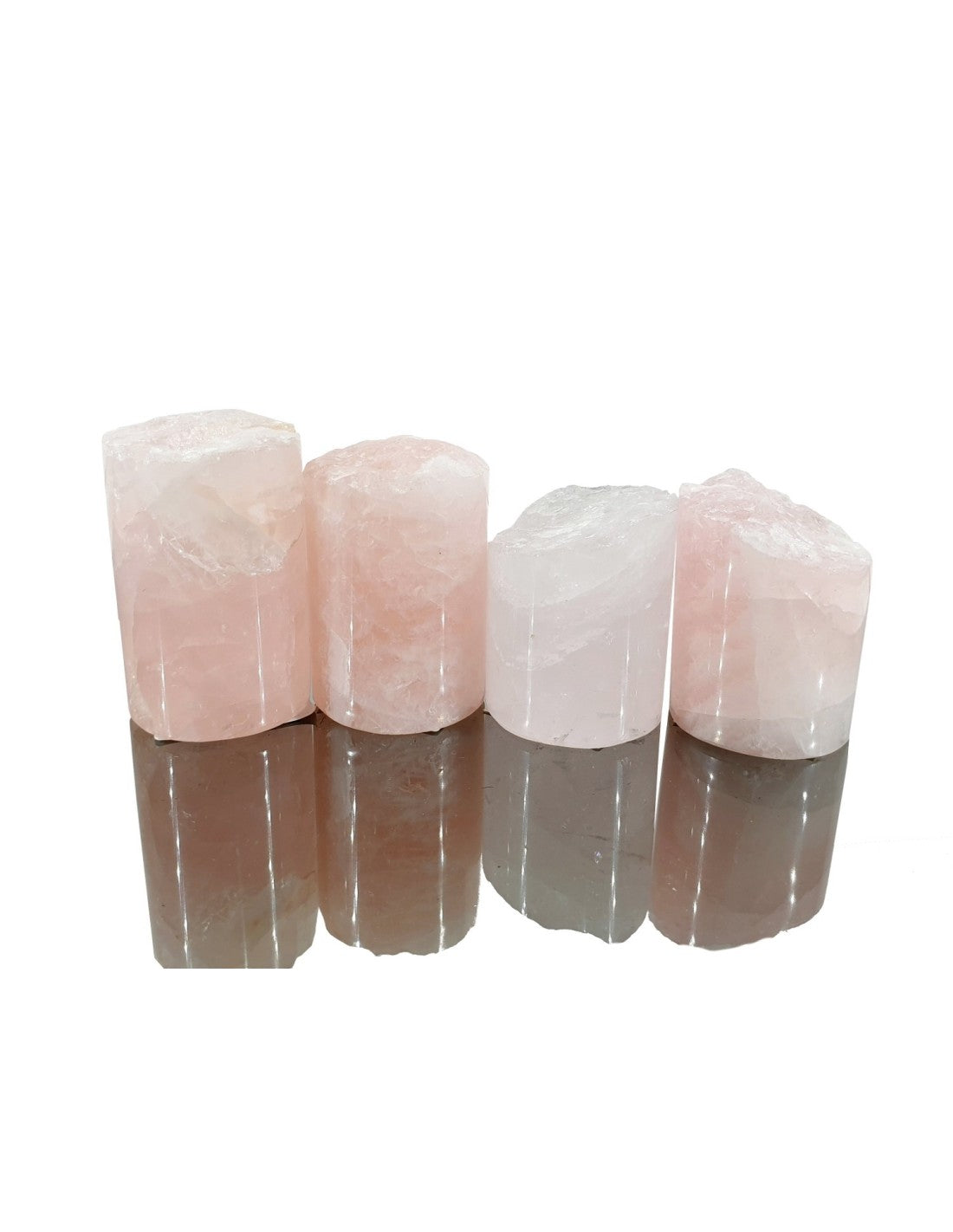 Cilindros de cuarzo rosa pulido sobre fondo blanco, piedra esotérica para amor propio y sanación emocional