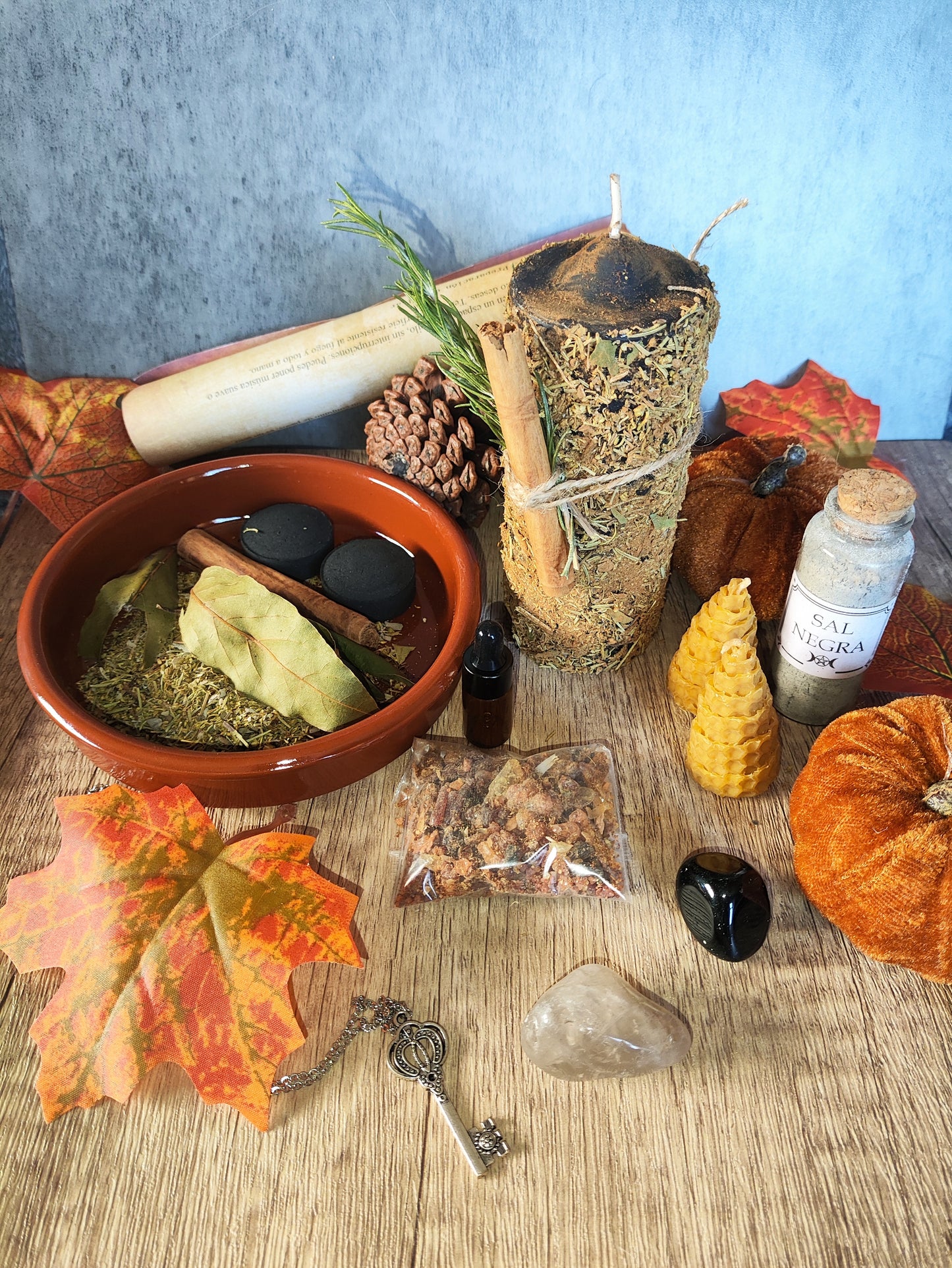 Velón, velas de panal, piedras de obsidiana y cuarzo ahumado, amuleto y cazo de barro con hierbas sangradas y sal negra del pack ritual de samhain