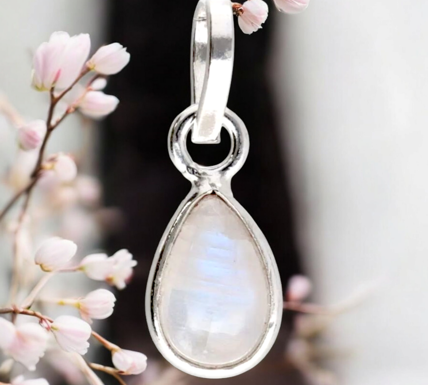 colgante mini de piedra luna en plata de ley 925 sobre fondo neutro