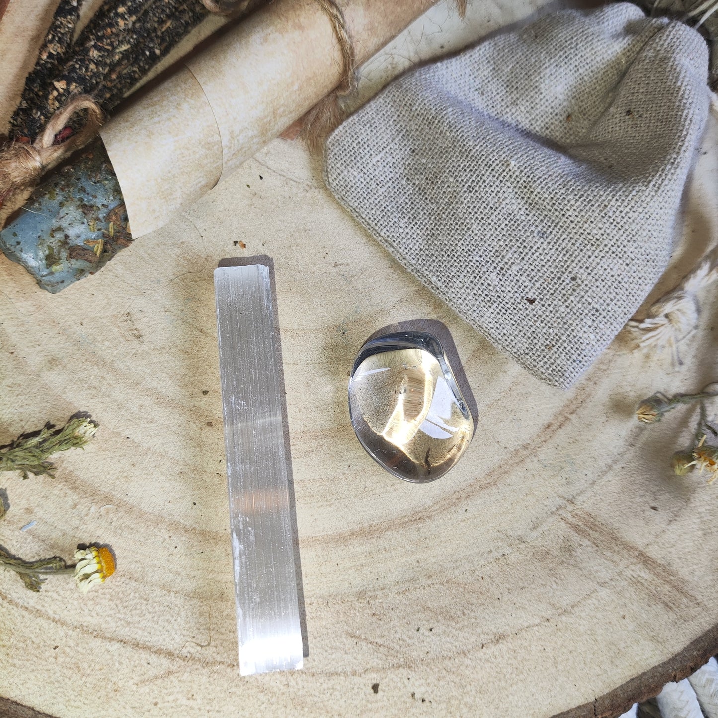 Conjunto esotérico de limpieza energética con vela blanca ritualizada, minerales y salvia, presentado como Pack Buena Energía.