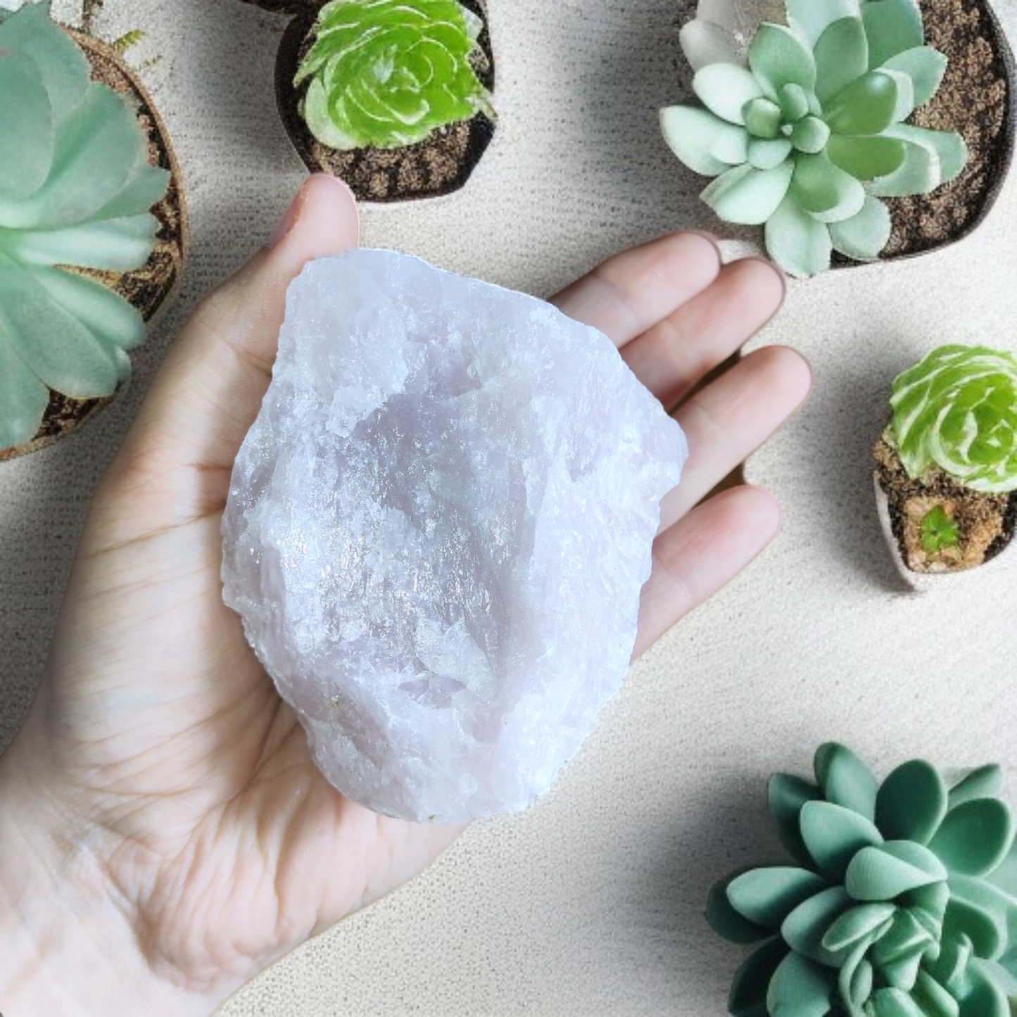 piedra de cuarzo rosa en bruto para amor y equilibrio emocional, en mano