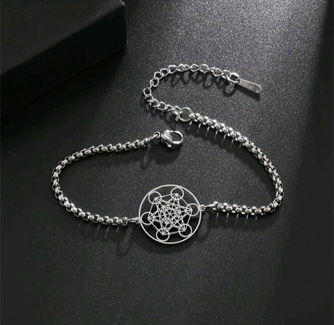 pulsera con cubo de metatrón sobre fondo neutro