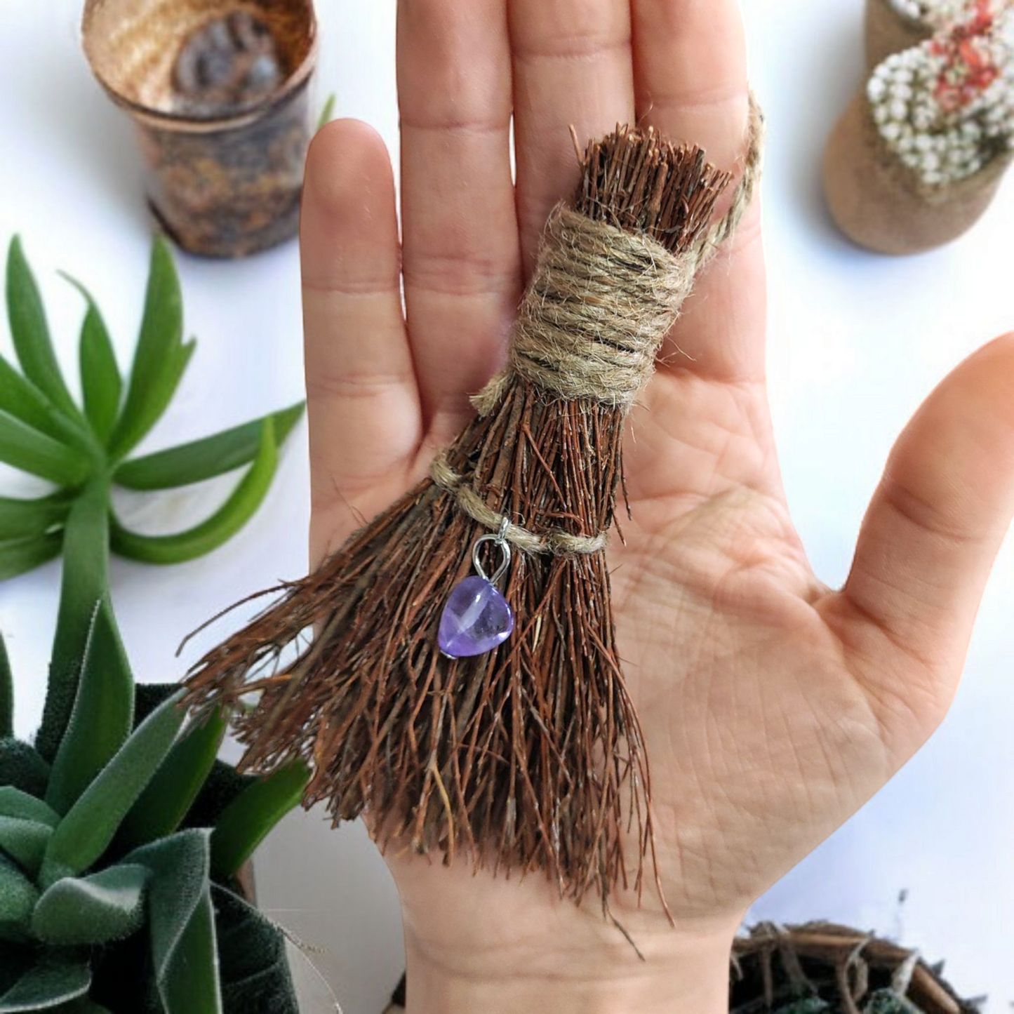 Escoba de bruja con amuleto