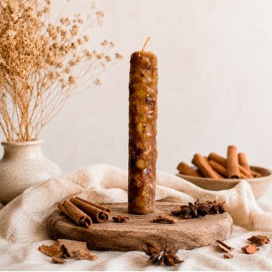 Vela de Miel con Canela elaborada con 100 % cera de abeja natural para rituales de abundancia y prosperidad
