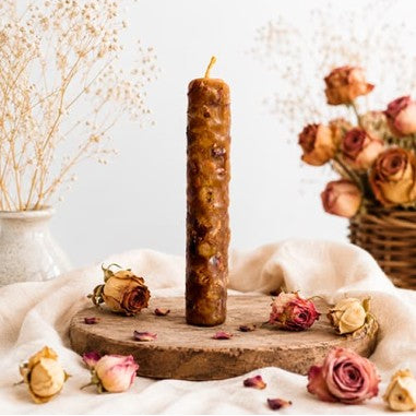 Vela de Miel con Rosas elaborada con 100 % cera de abeja natural para rituales de amor, armonía y autoestima