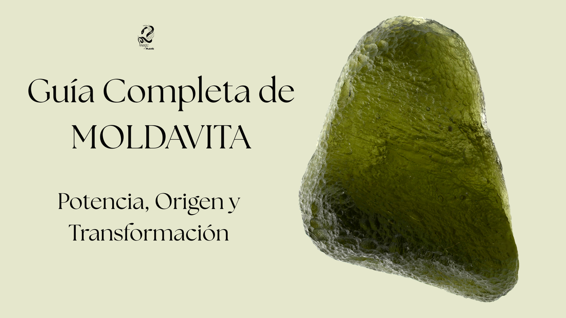 Piedra de moldavita natural, mineral de origen meteórico usado para transformación y despertar espiritual.
