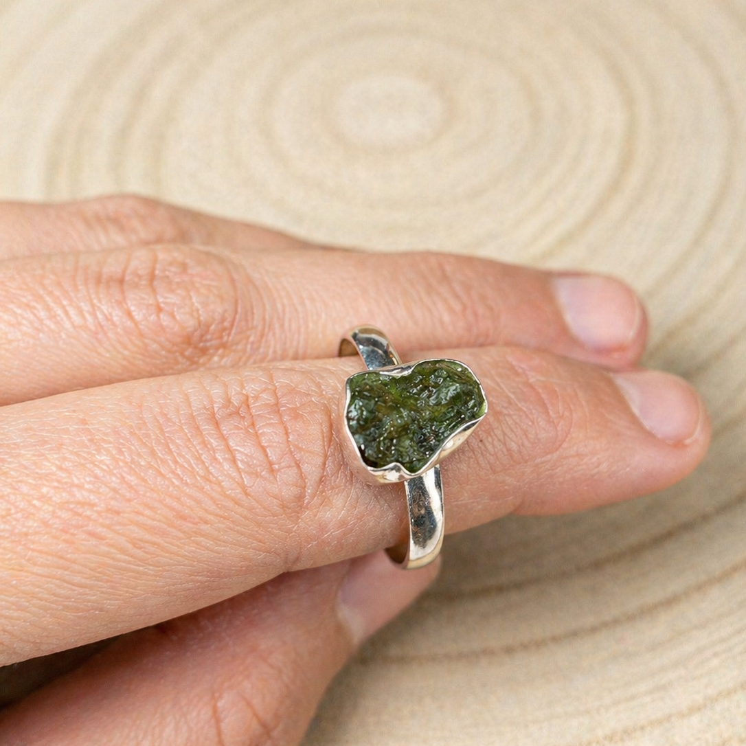 anillo de molfavita natural en plata de ley 925