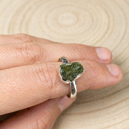 anillo de molfavita natural en plata de ley 925