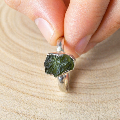 anillo de moldavita natural en plata de ley