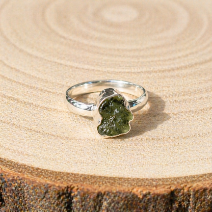 anillo de moldavita natural