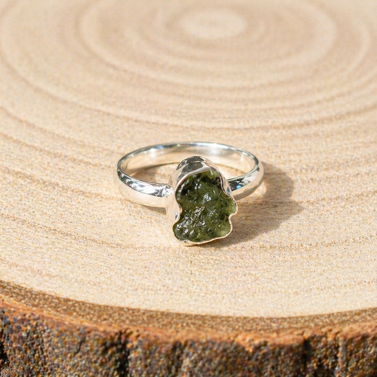 anillo de moldavita natural