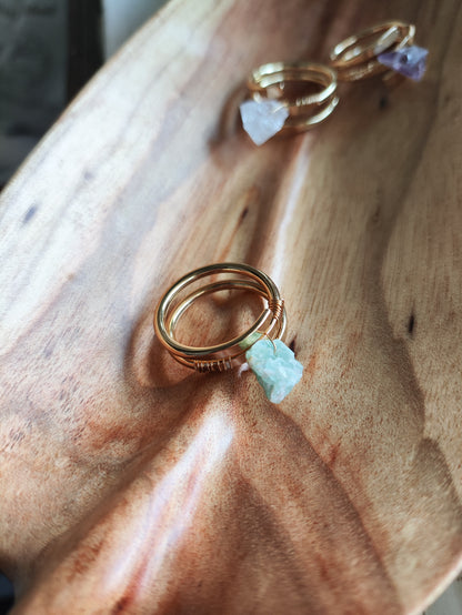 Anillos con minerales en bruto