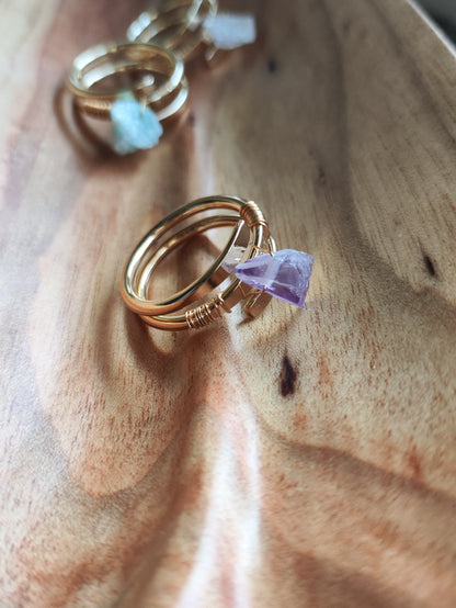 Anillos con minerales en bruto