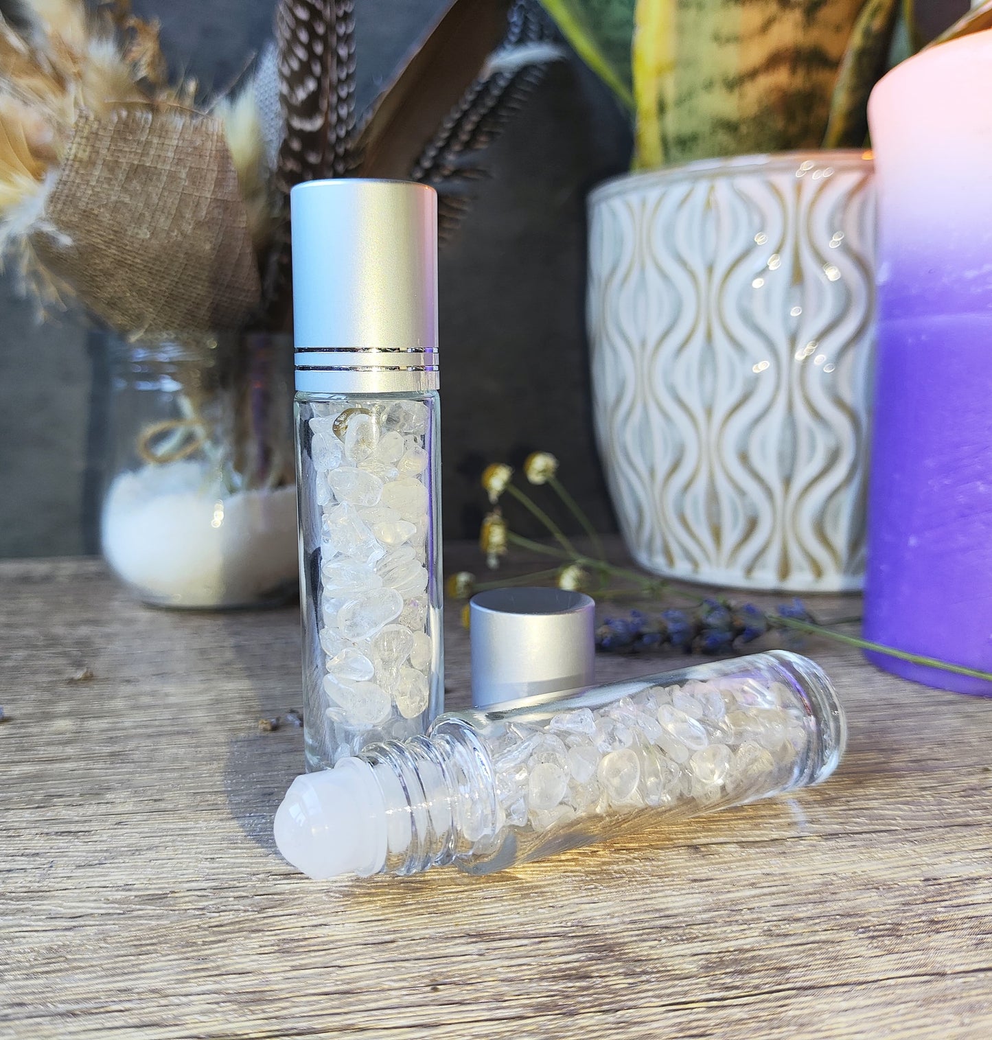 Botella roll-on de cuarzo cristal con chips blancos y bola del mismo mineral para perfumes rituales.

