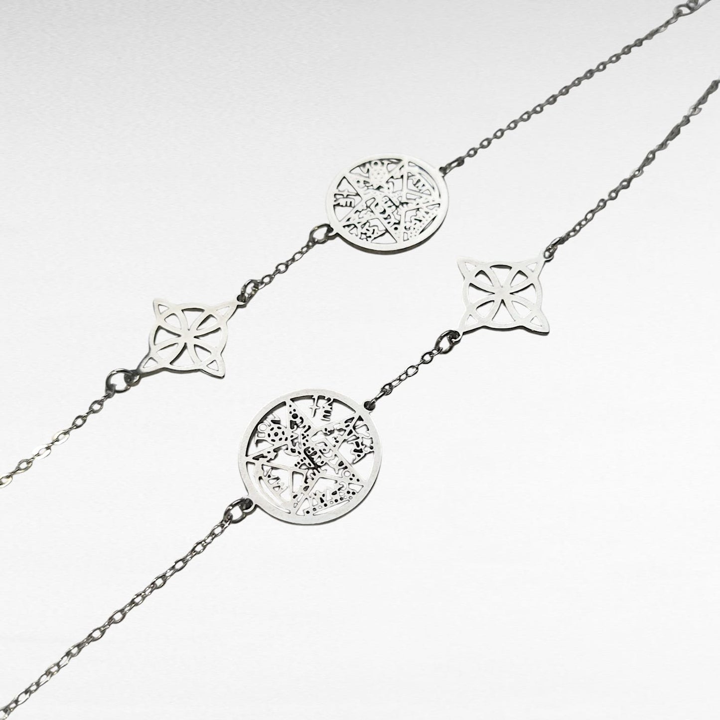 Pulsera Doble Protección en acero inoxidable con Tetragrámaton y Nudo de Bruja en fondo blanco