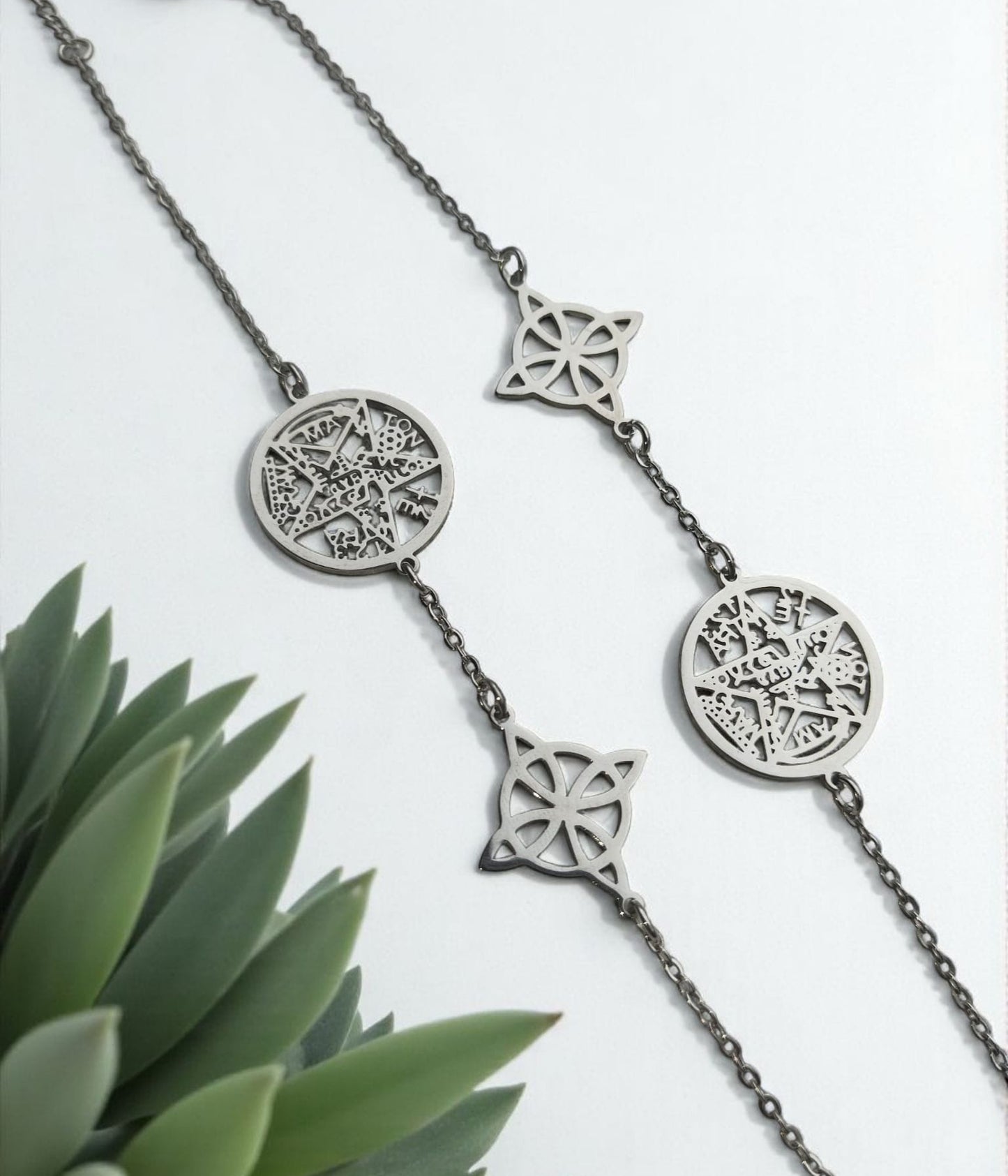 Pulsera Doble Protección en acero inoxidable con Tetragrámaton y Nudo de Bruja – amuleto protector y escudo energético