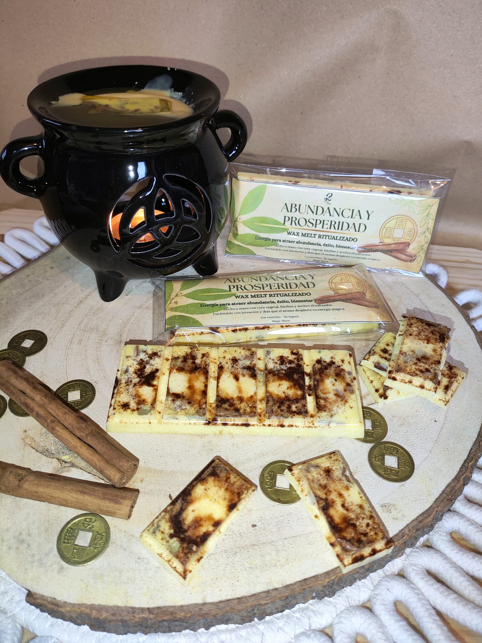 Detalle de wax melt de abundancia y prosperidad con cera de soja y toques cálidos, aroma dulce de canela y miel, producto artesanal Magic Moon.