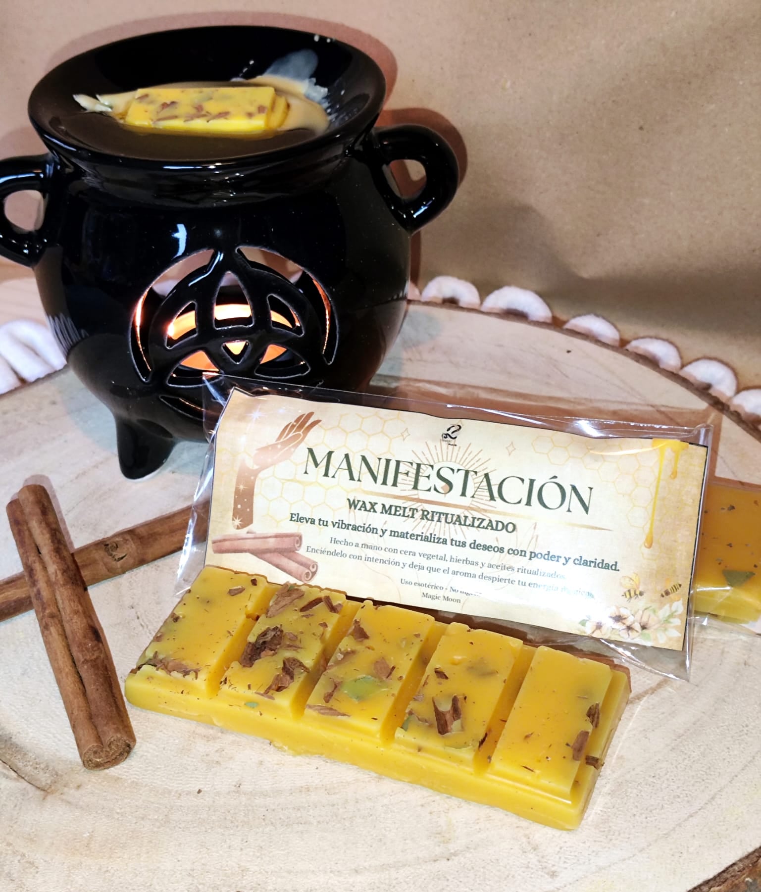 Tableta de cera de abeja natural con tono dorado y acabado brillante, wax melt de manifestación ritualizado de Magic Moon.