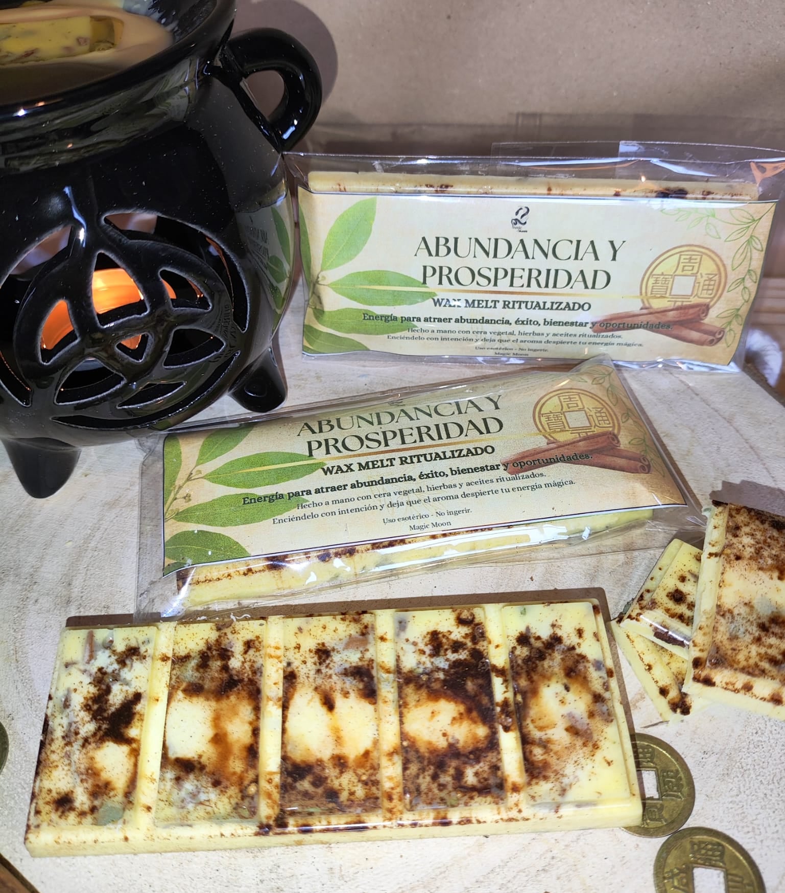 Tableta de cera artesanal color miel con hierbas naturales, wax melt de abundancia y prosperidad sobre fondo esotérico de Magic Moon.