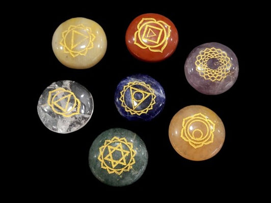 Juego mandala de los 7 chakras con símbolos grabados para equilibrio energético