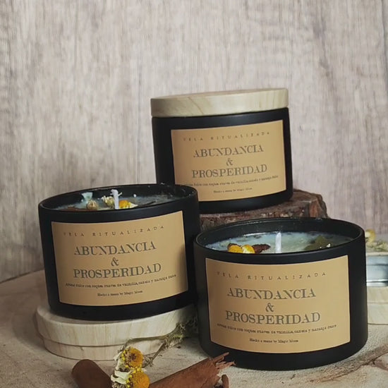 Vela ritualizada Abundancia y Prosperidad en bote negro con tapa de madera. Vista frontal del producto artesanal Magic Moon.