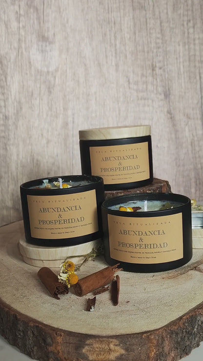 Vela ritualizada Abundancia y Prosperidad en bote negro con tapa de madera. Vista frontal del producto artesanal Magic Moon.