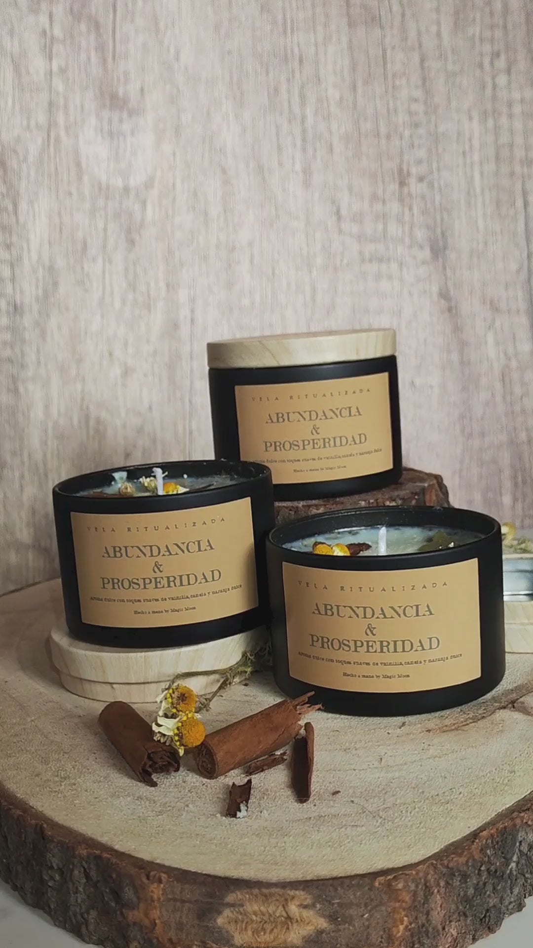 Vela ritualizada Abundancia y Prosperidad en bote negro con tapa de madera. Vista frontal del producto artesanal Magic Moon.