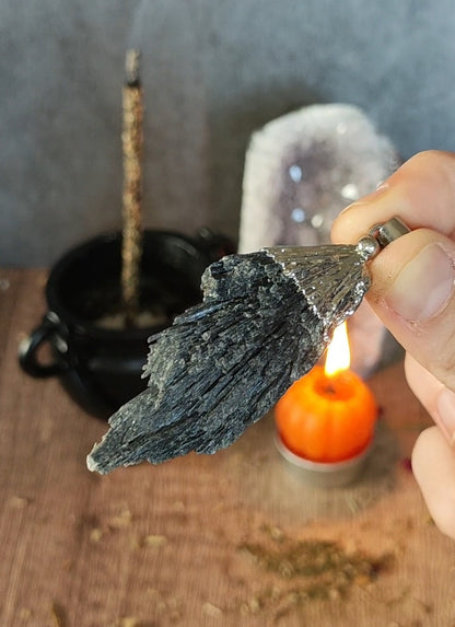 Escoba de bruja de turmalina negra natural con casquillo plateado, amuleto protector para limpieza energética y defensa espiritual.