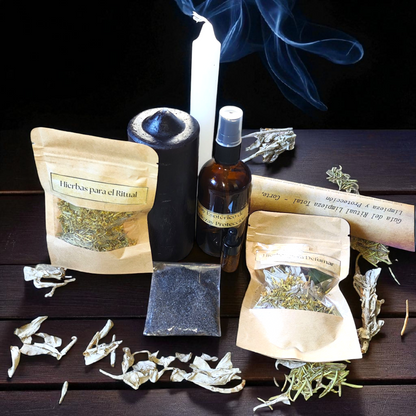 Ritual de limpieza energética en acción: velón negro encendido con humo, rodeado de hierbas, sal negra y elementos mágicos sobre fondo oscuro