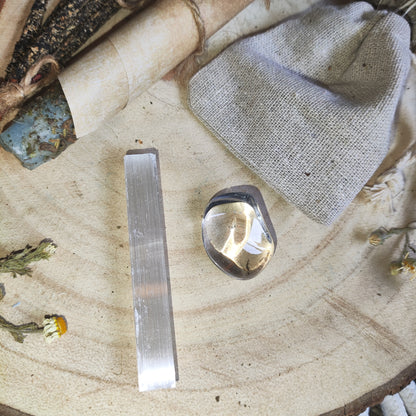 Conjunto esotérico de limpieza energética con vela blanca ritualizada, minerales y salvia, presentado como Pack Buena Energía.