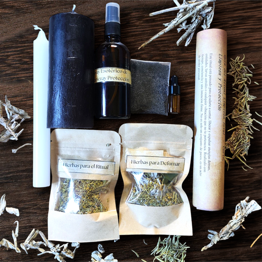 Contenido completo del Pack Ritual Limpieza Total sobre fondo de madera: velón negro, vela blanca, hierbas mágicas, sal negra, aceite ritual, spray esotérico y papel para intenciones